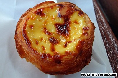 Bánh tart trứng Bồ Đào Nha. Đây là món ăn nổi tiếng nhất ở Macao. Bánh có lớp bột dày cùng một lớp kem trứng ngọt ngon tuyệt, dẻo quánh bên trên. Đến bất cứ nhà hàng nào hay ngay trên đường phố Macao, bạn đều có thể nếm thử món này nhưng tuyệt nhất vẫn là trong khách sạn Grand Hyatt.